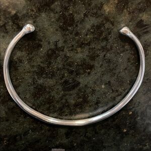 Cuff Necklace - material Aluminum